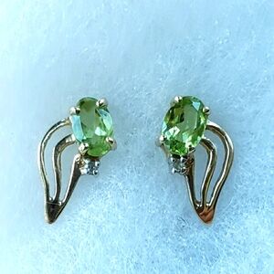 10kt Gold And Peridot Stud Earrings.